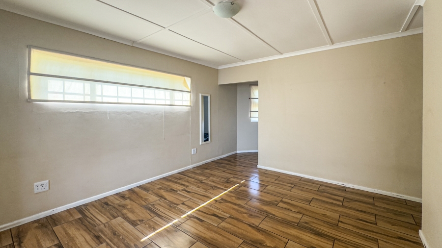 8 Bedroom Property for Sale in Middedorp Western Cape